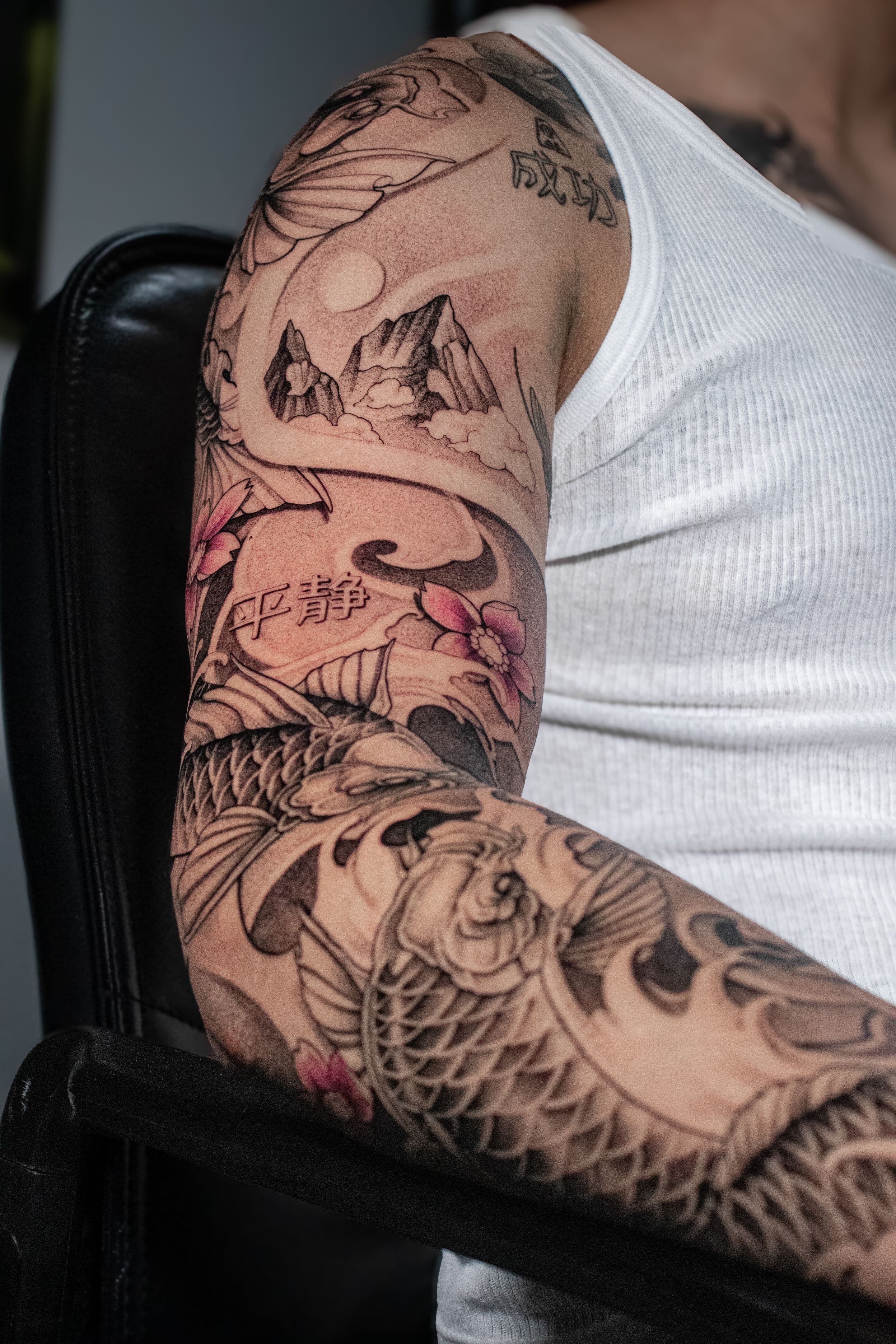 Japanischer Sleeve mit Koi, Bergen und Kirschblüten