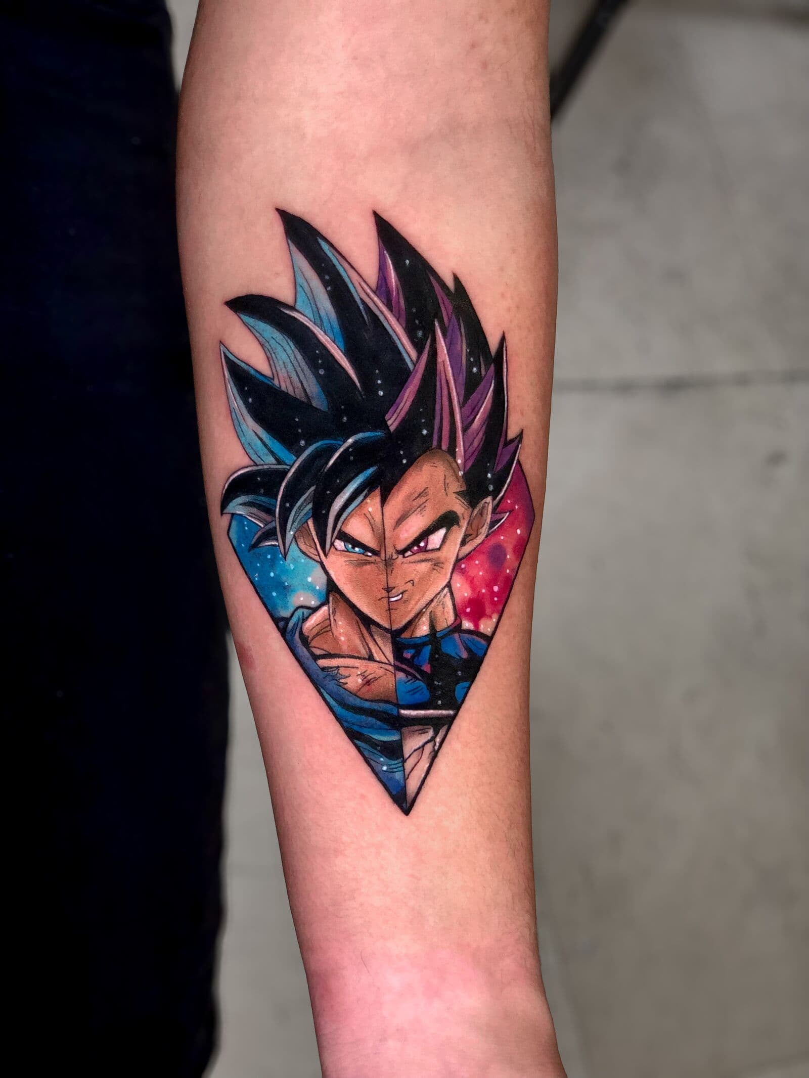 Anime-Held, farbig, Tattoo am Unterarm