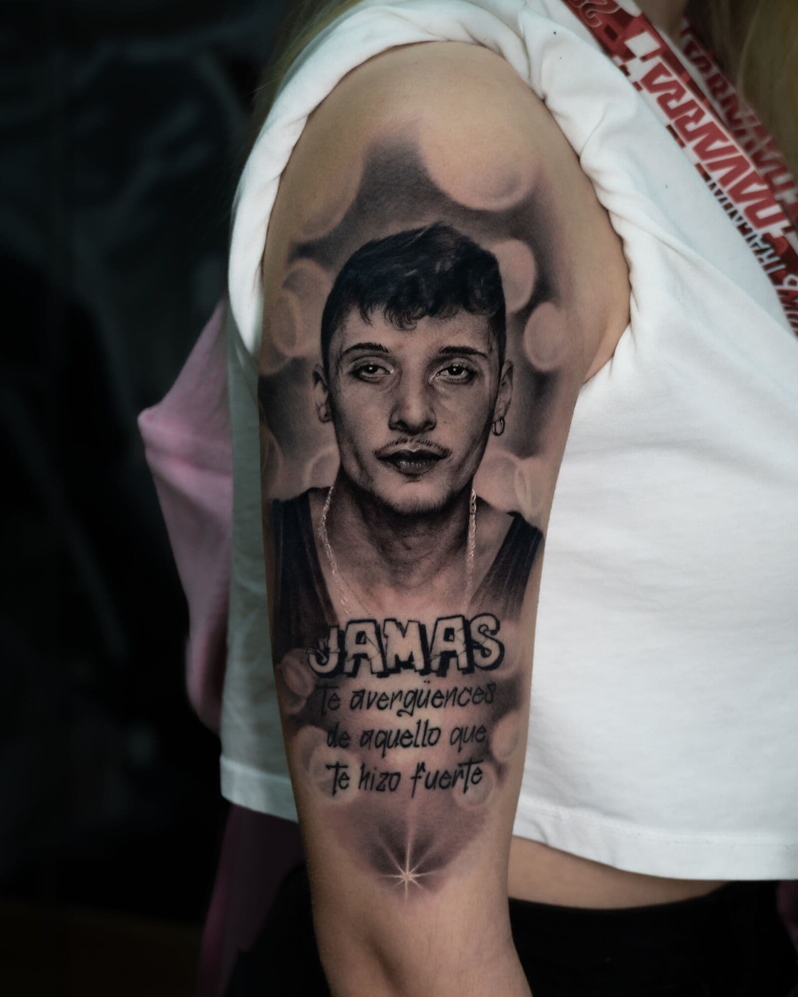 Gedenkporträt, Tattoo am Oberarm