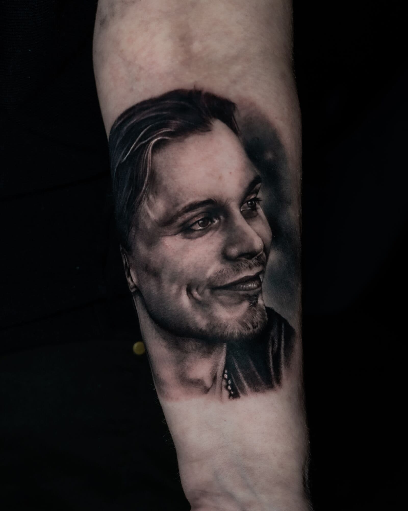 Männerporträt, Tattoo am Unterarm